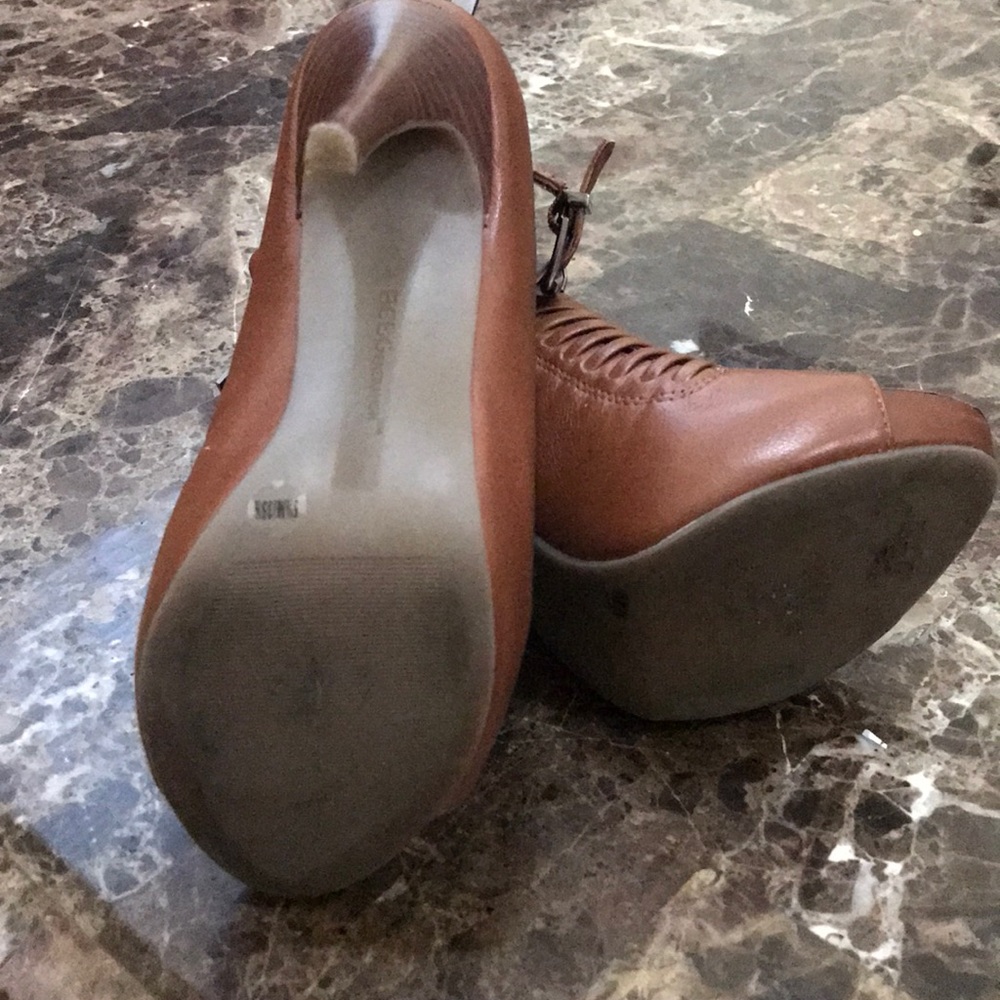 BCBG heels - Picture 2 of 4